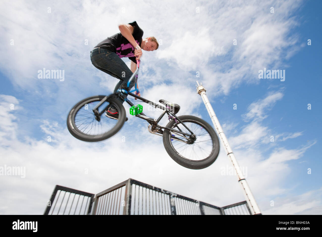 Muchachos adolescentes realizar acrobacias aéreas sobre BMX bicicletas en  un parque de BMX en Rhyl, Gales del Norte Fotografía de stock - Alamy
