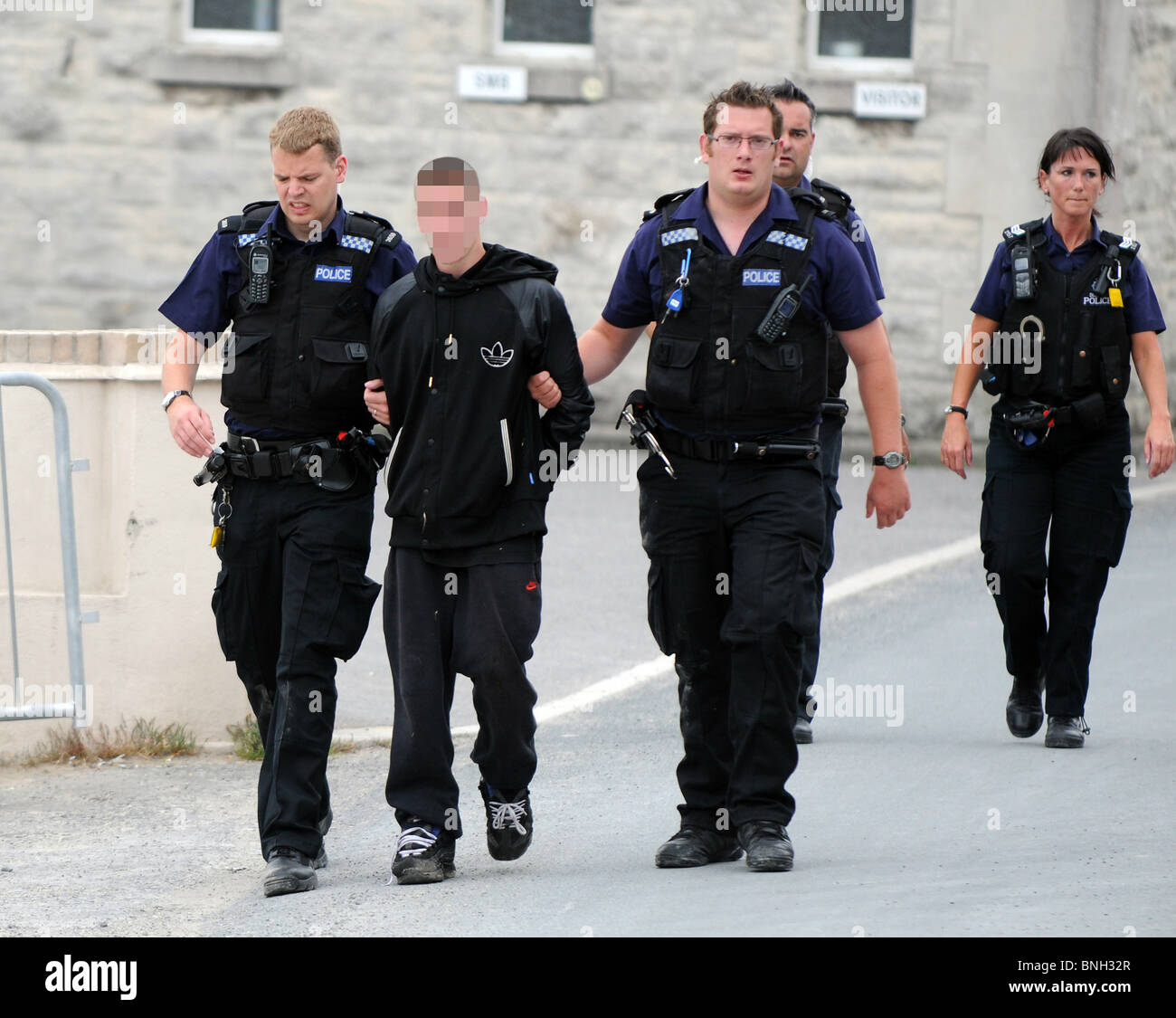 La policía arrestó a los jóvenes delincuentes (cara ha sido oscurecida), Gran Bretaña, REINO UNIDO Foto de stock
