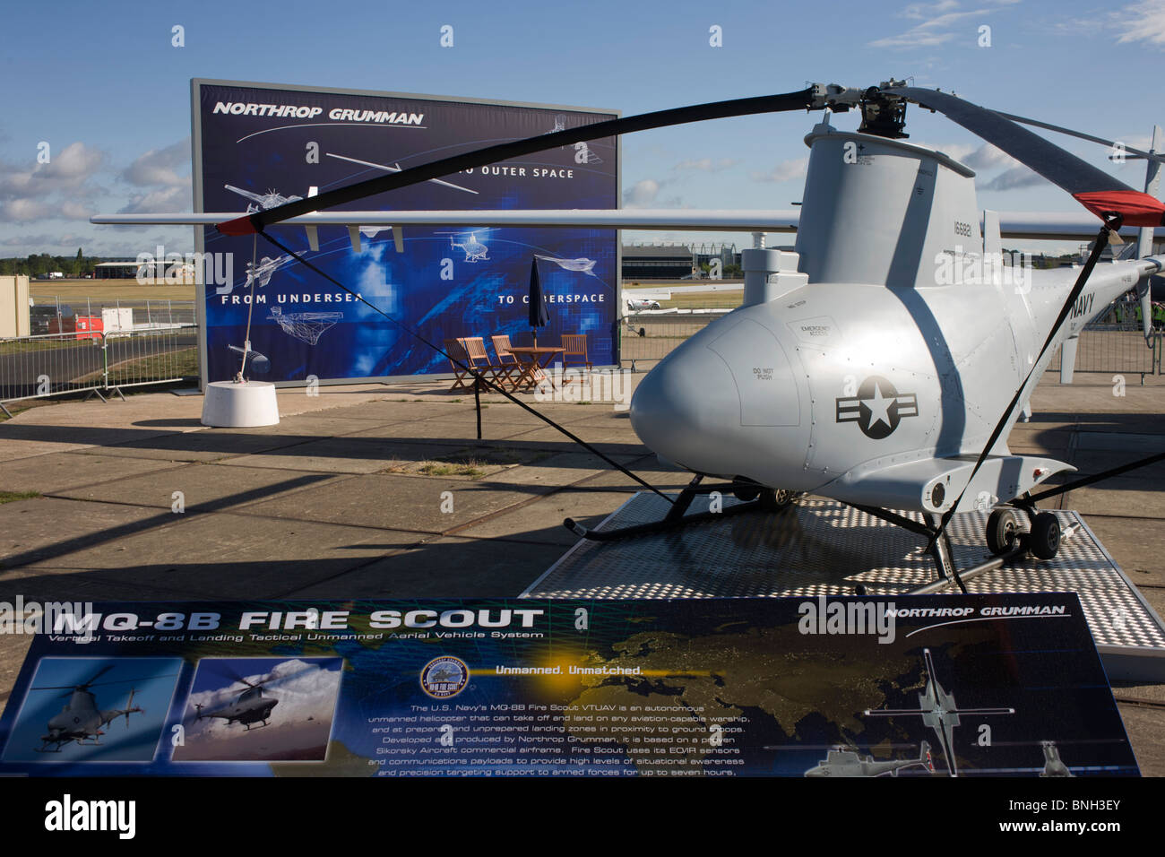 Un Northrup Grumman US Air Force MQ-8B Fire Scout helicóptero UAV de vigilancia exhibido en el Salón Aeronáutico de Farnborough. Foto de stock