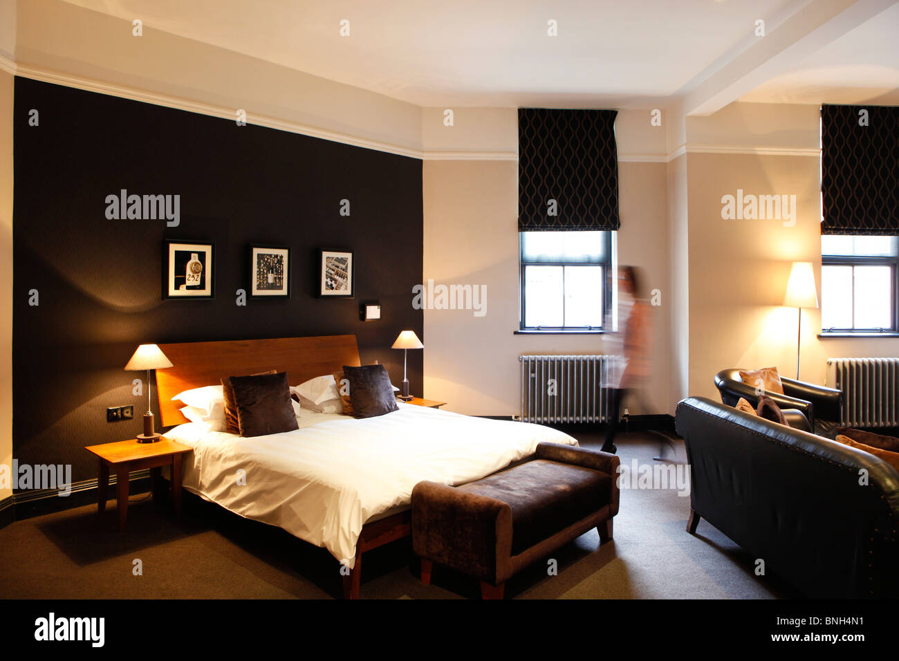 Mujer en la suite del hotel, Hotel du Vin, Birmingham, West Midlands, Inglaterra, Reino Unido. Foto de stock