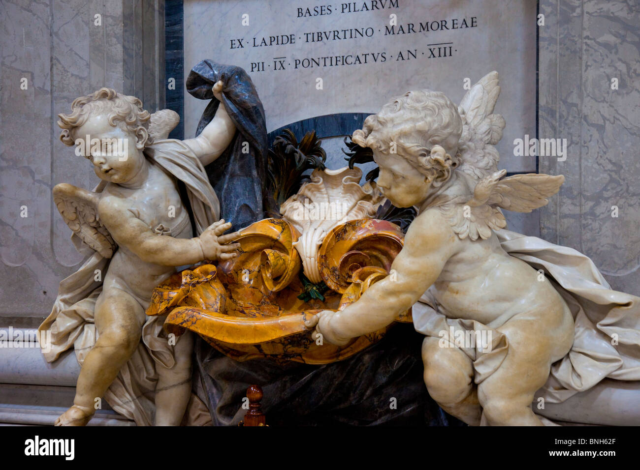 Querubín escultura con agua bendita en el interior de la Basílica de San Pedro, Ciudad del Vaticano Roma Lazio Italia Foto de stock