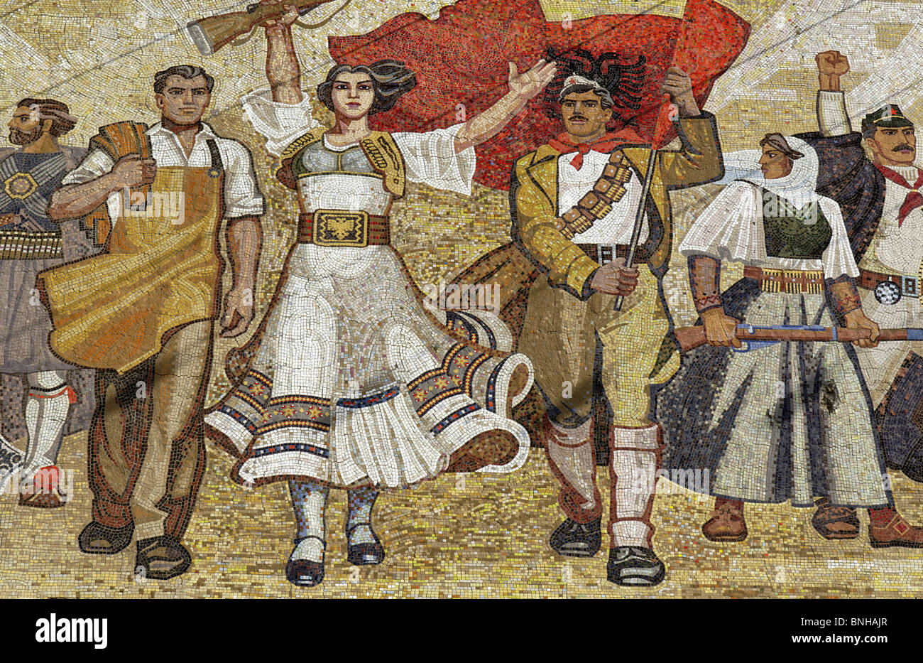 Tirana Albania propaganda socialista heroico mosaico museo nacional Skanderbeg square Europa Balcanes construyendo la ideología del comunismo Foto de stock
