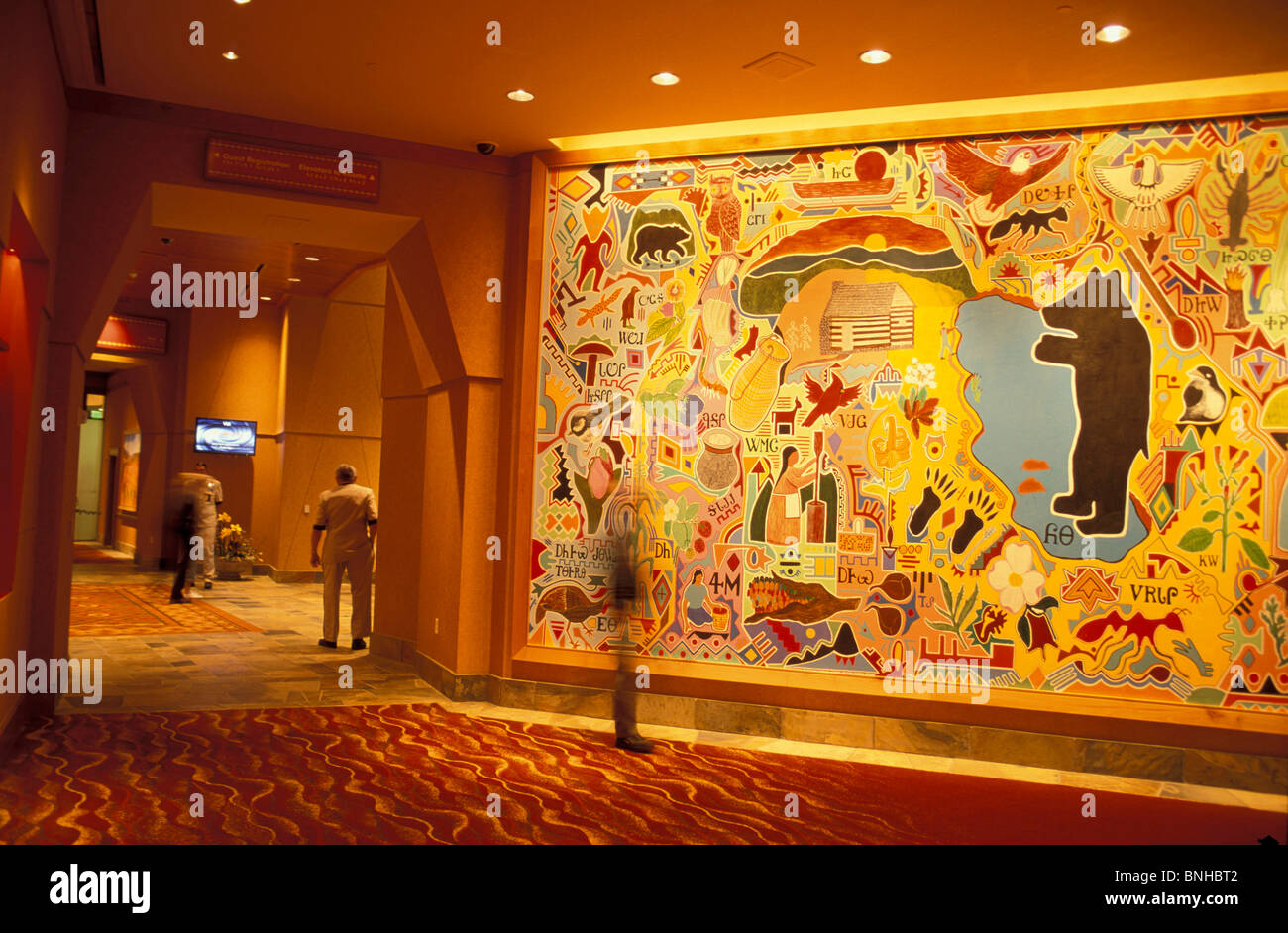 Usa Cherokee de Carolina del Norte, el vestíbulo del Hotel Casino de Harrah interior de pared interior pintura arte Turismo Estados Unidos de América Foto de stock