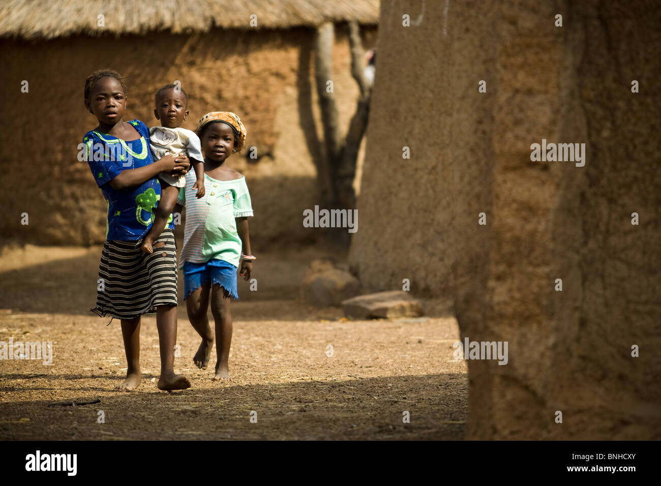Los niños de la aldea de Gbulahabila, norte de Ghana el miércoles, 25 de marzo de 2009. Foto de stock