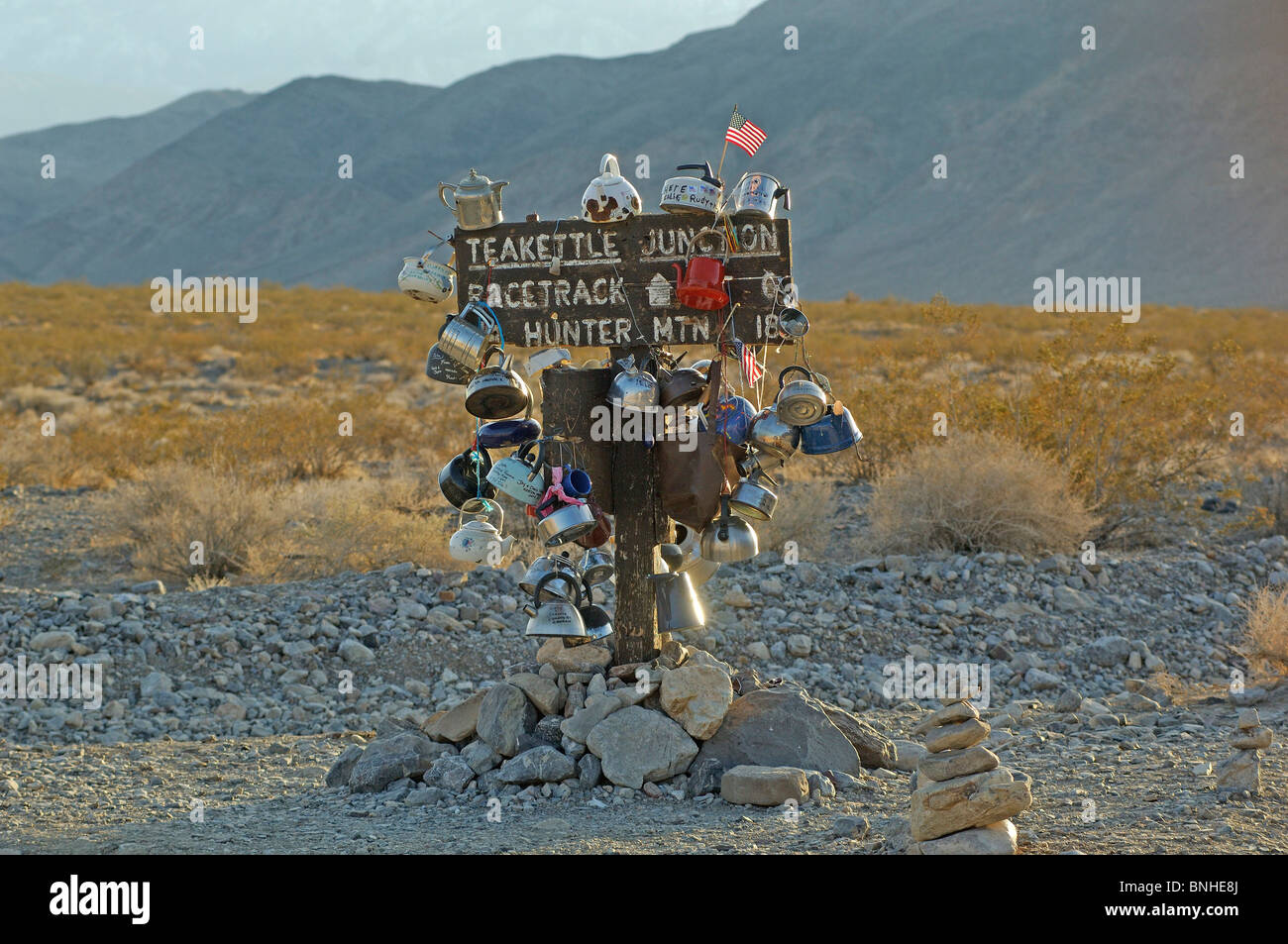 Ee.Uu. California tetera de cruce cerca de Parque Nacional Valle de la muerte Racetrack teteras de té paisaje signo de Estados Unidos de América Foto de stock