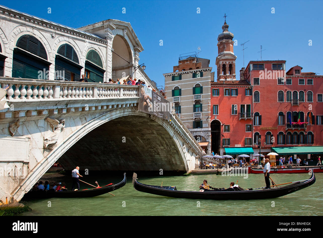 Europa, Italia, Venecia, Venecia, catalogada como Patrimonio de la Humanidad por la UNESCO, el Puente de Rialto y el Gran canal Foto de stock