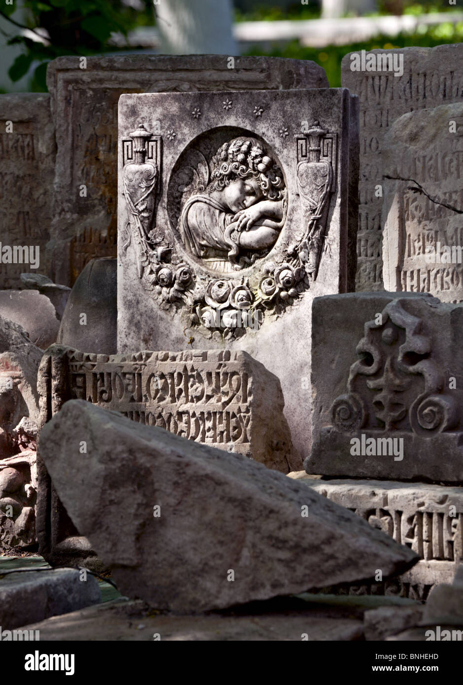 La antigua lápida con viejos epitafio cirílico, necrópolis de monasterio Donskoy, Moscú Foto de stock