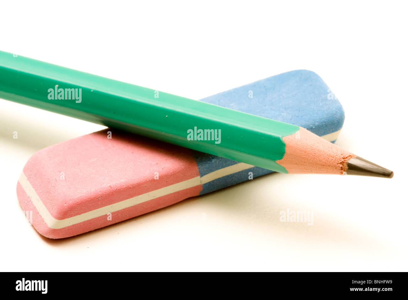 Un lápiz verde y una goma de borrar tinta y grafito Fotografía de stock -  Alamy
