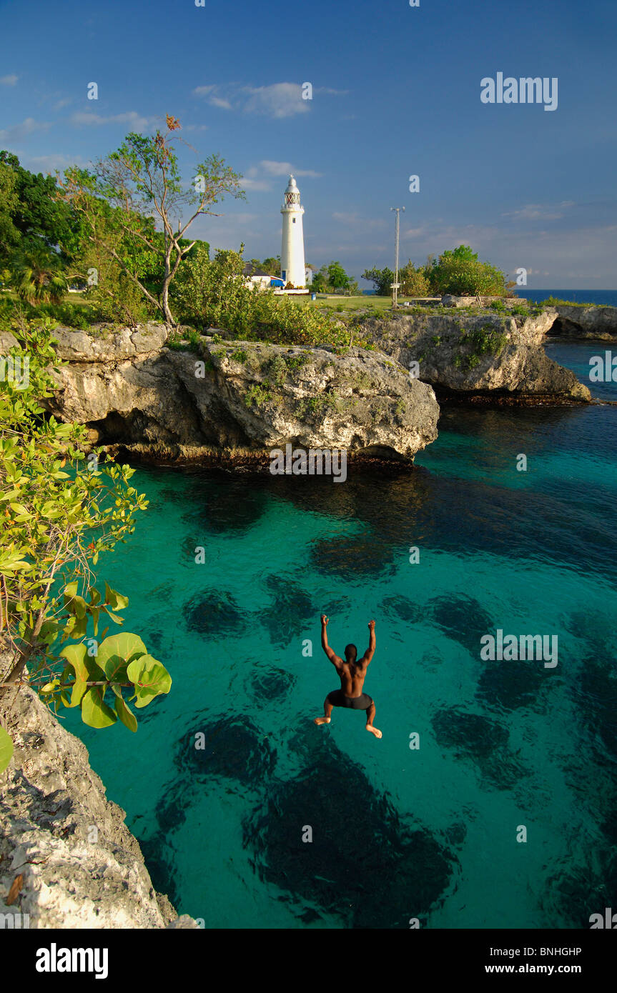 Caribe Negril, Jamaica Las Cuevas Hotel Faro Costa Mar Océano agua vacaciones vacaciones turismo turistas Pueblo Acantilado Saltar Foto de stock