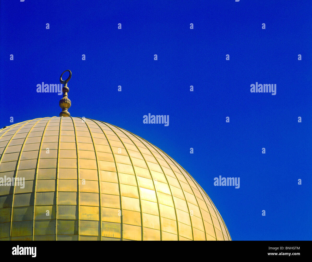 Israel, Jerusalén, la cúpula de la roca del monte del templo sagrado de la arquitectura Islámica El Islam detalle techo dorado blue sky dome Foto de stock