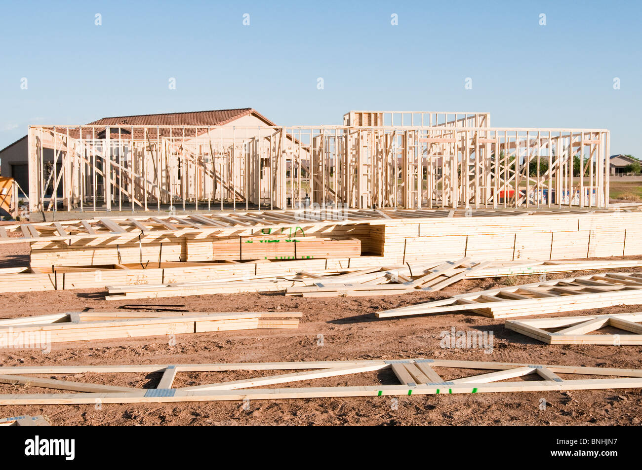 Los materiales de construcción están apilados en el sitio de construcción de una nueva casa de madera construida en Arizona. Foto de stock