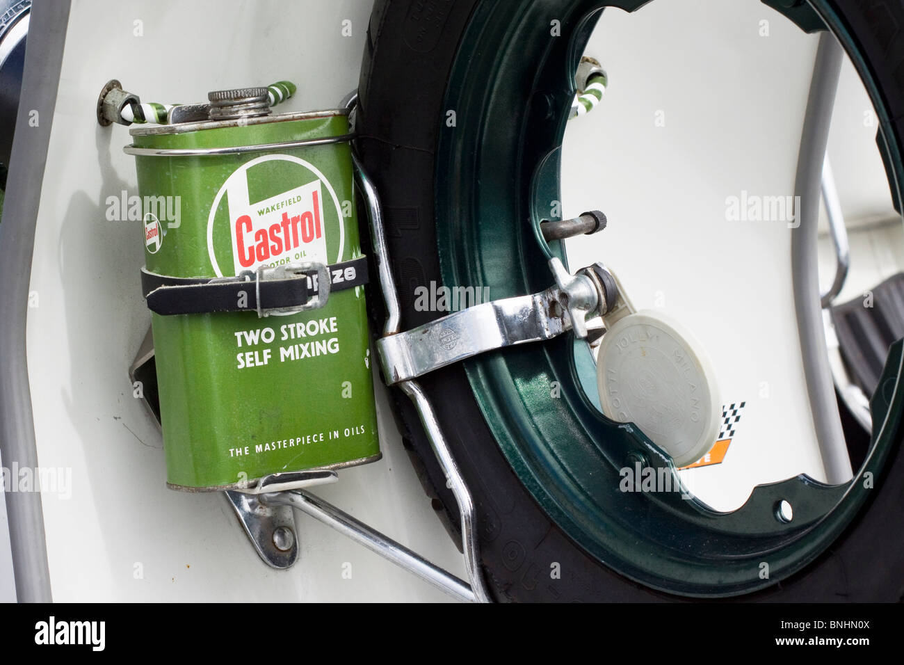 Un ciclomotor Vespa con una lata de aceite Castrol Foto de stock