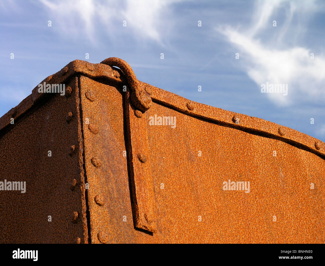 Suecia metal box roto rusty rust inútil pérdida desperdiciar la corrosión coast blue sky Escandinavia Foto de stock