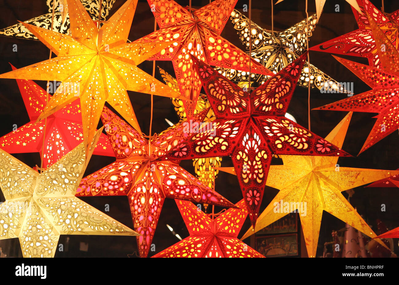 Las luces de Navidad linternas de papel iluminación decoración iluminada  estrellas colgante estrella Fotografía de stock - Alamy