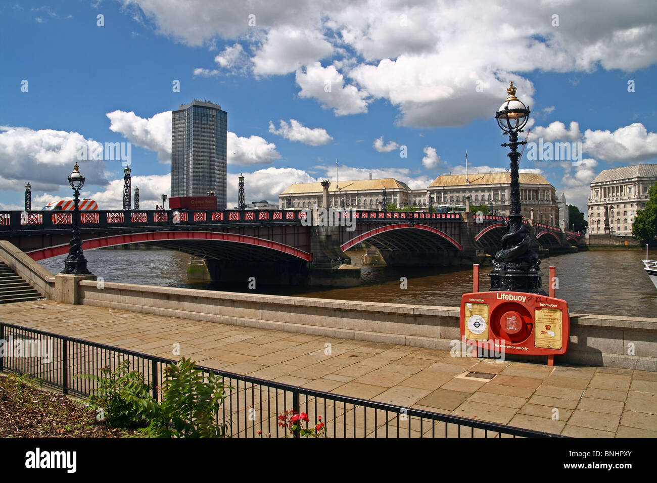 Puente de Lambeth, Londres, Inglaterra. La Millbank Tower y Thames House son en el fondo Foto de stock