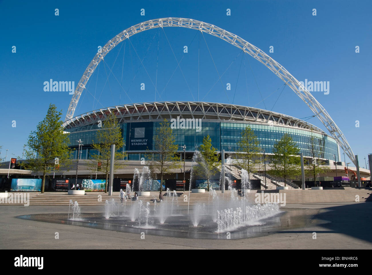 Europa Reino Unido Inglaterra Londres Wembley Stadium el estadio deportivo de fútbol nueva construcción innovadora arquitectura ARCO ARCO TECHO ESCAMOTEABLE Foto de stock