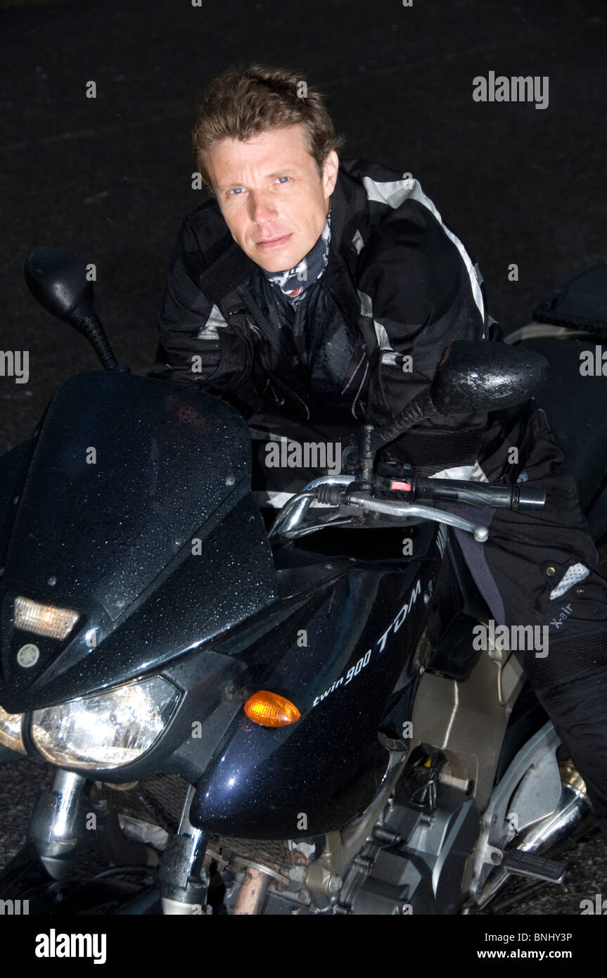 Hombre moto moto reflejan la seguridad vial ropa ropa de moto boot nublado gris no tráfico del casco Fotografía de stock - Alamy