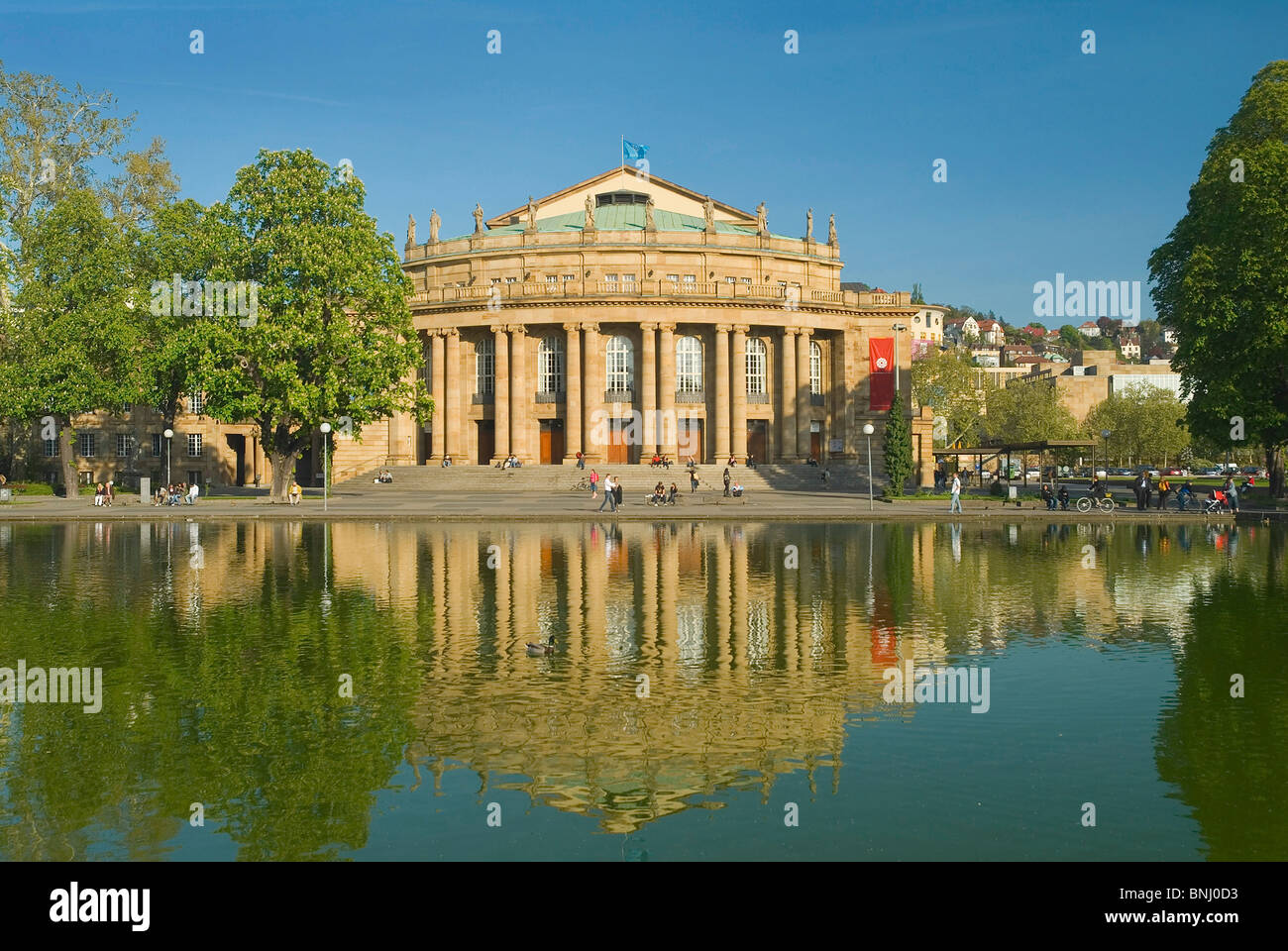 La ciudad de Stuttgart Alemania Baden-Wurttemberg teatro clásico Grosses Haus estanque parque reflexión primavera persona, Foto de stock
