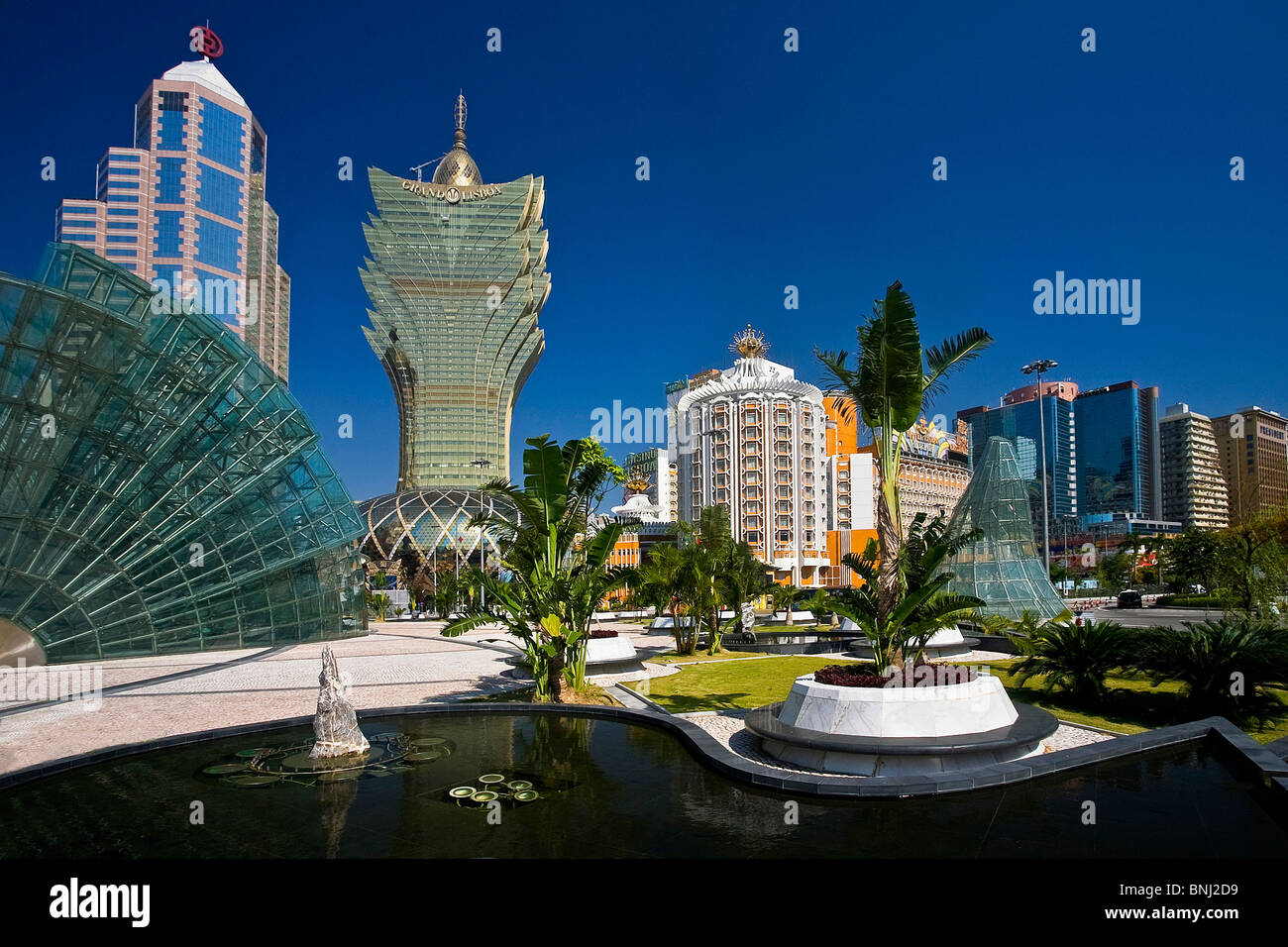 China Macao Macao ciudad Jardim de las Artes Grand Lisboa casino casino  esfera bolas de espejo reflejando las construcciones de edificios  Fotografía de stock - Alamy