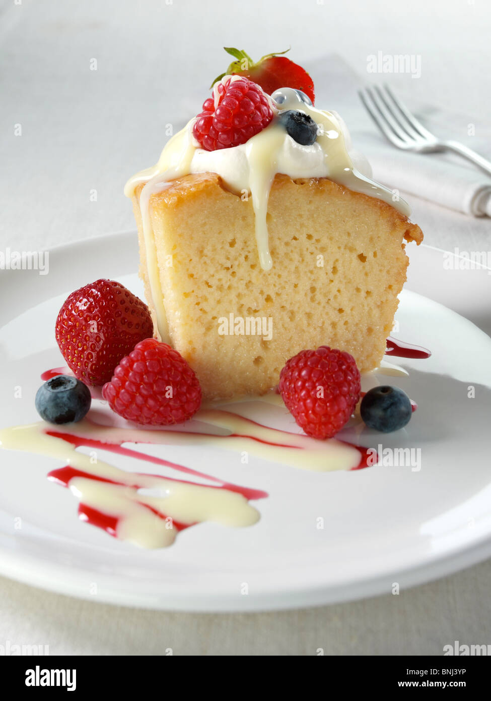 Bizcocho tradicional español con leche condensada evaporada y coronado con  crema batida y fruta Fotografía de stock - Alamy