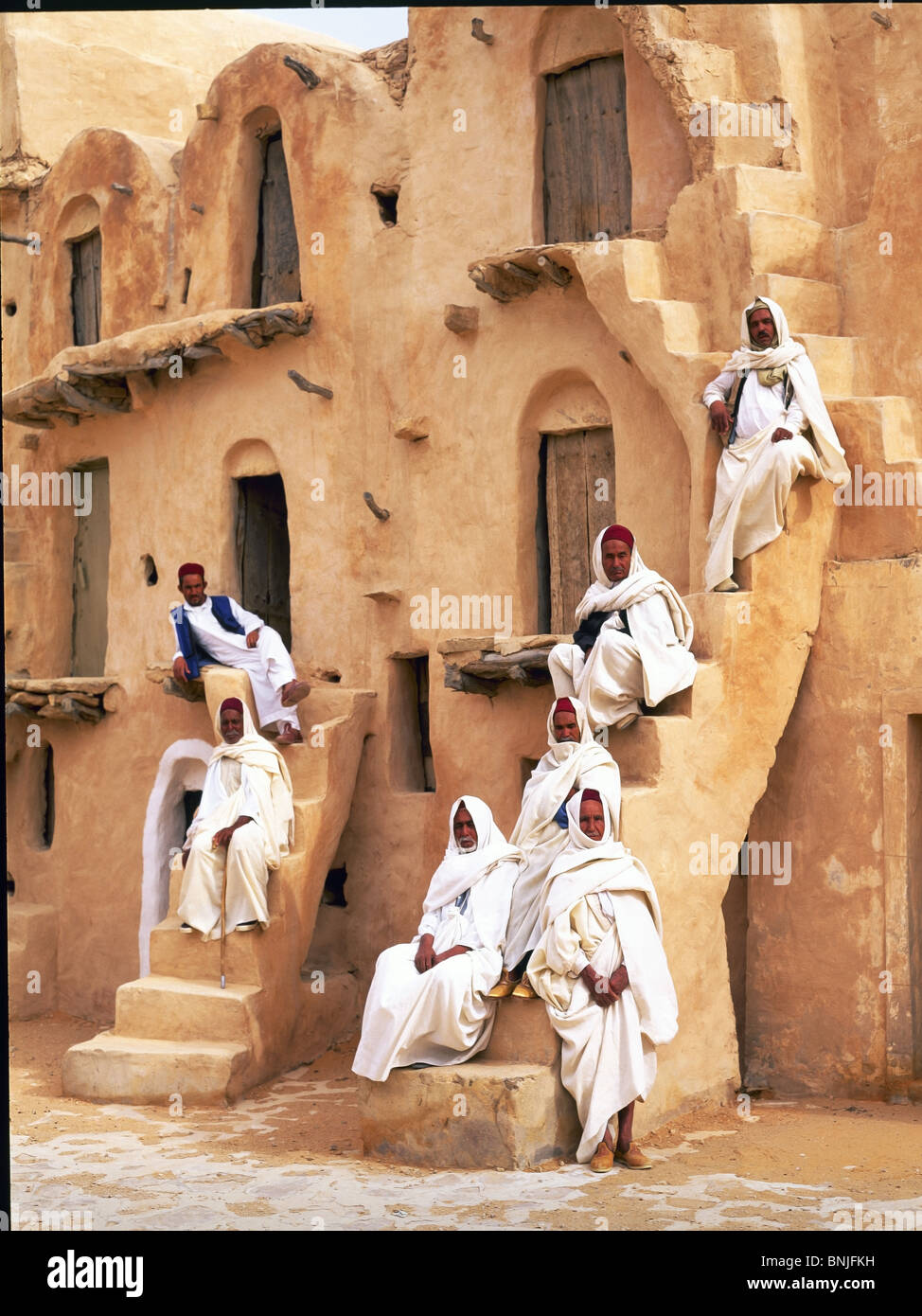 Túnez en diciembre de 2007 cerca de la ciudad de Tataouine Ksar Ouled Sultane granero hombres gente local cultura edificio desierto Foto de stock