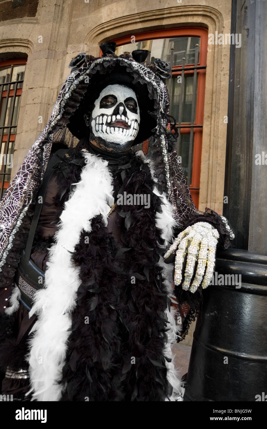 Un hombre vestido como Catrina en Ciudad de México Fotografía de stock -  Alamy