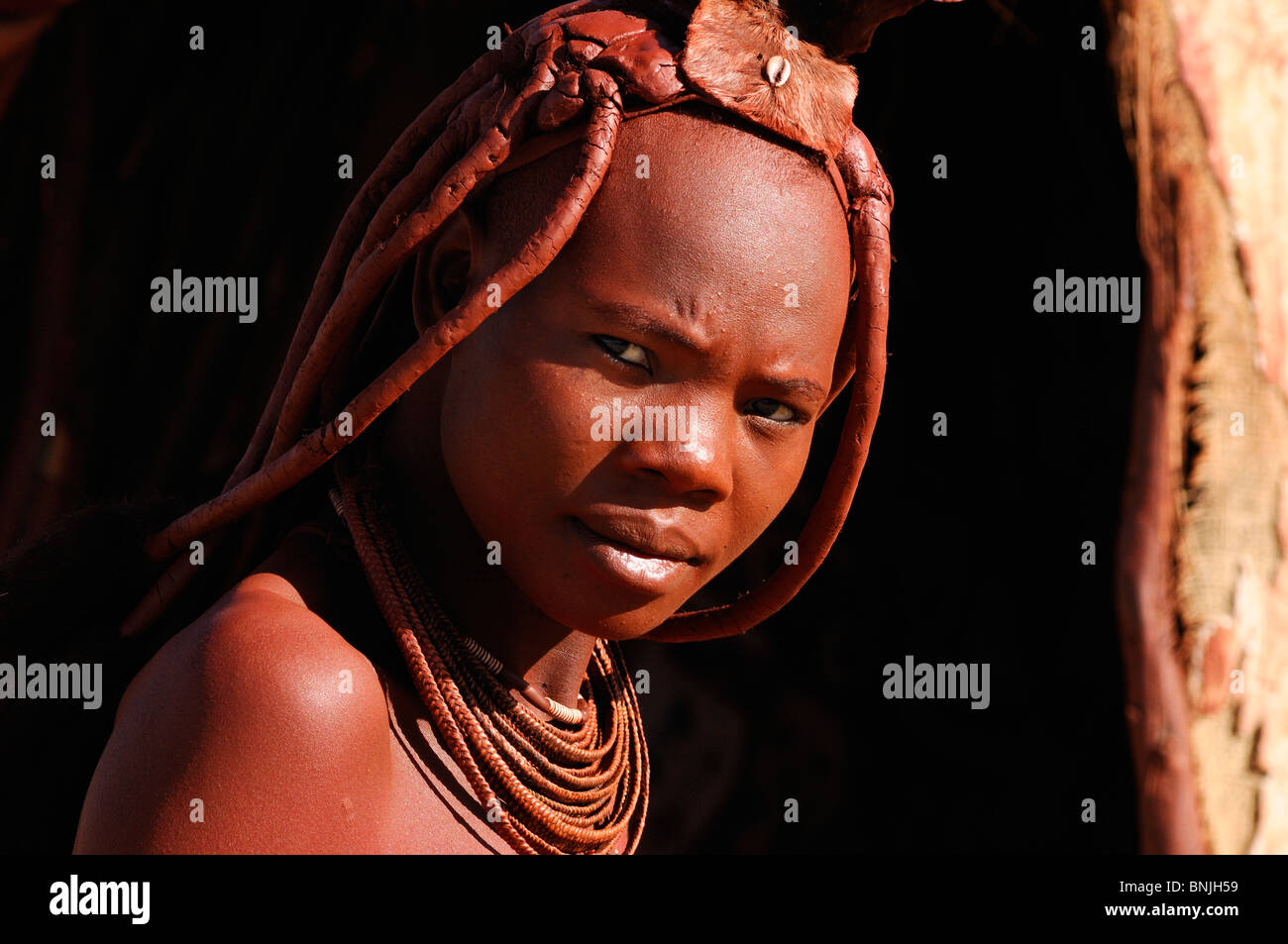 La gente Himba lugareños locales nativos native Kaokoland región Kunene Namibia África retrato una persona joyas Foto de stock