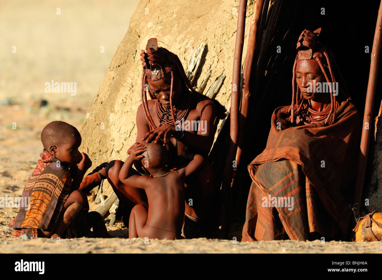 La gente Himba lugareños locales nativos native Kaokoland región Kunene Namibia África mujeres niños Casa Familiar Foto de stock