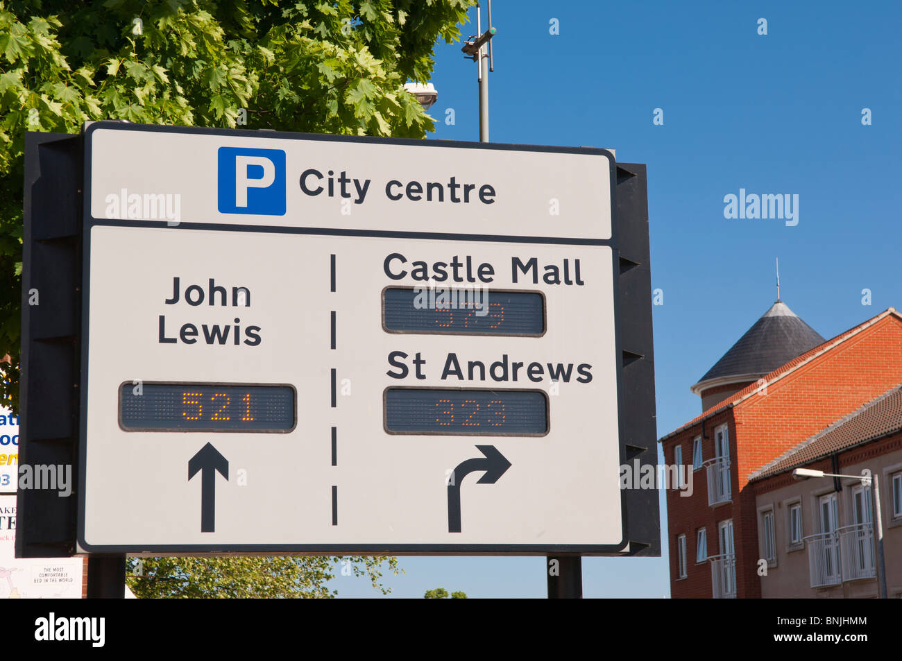Una señal que indica cuántos espacios a la izquierda en aparcamientos en Norwich, Norfolk, Inglaterra, Gran Bretaña, Reino Unido Foto de stock