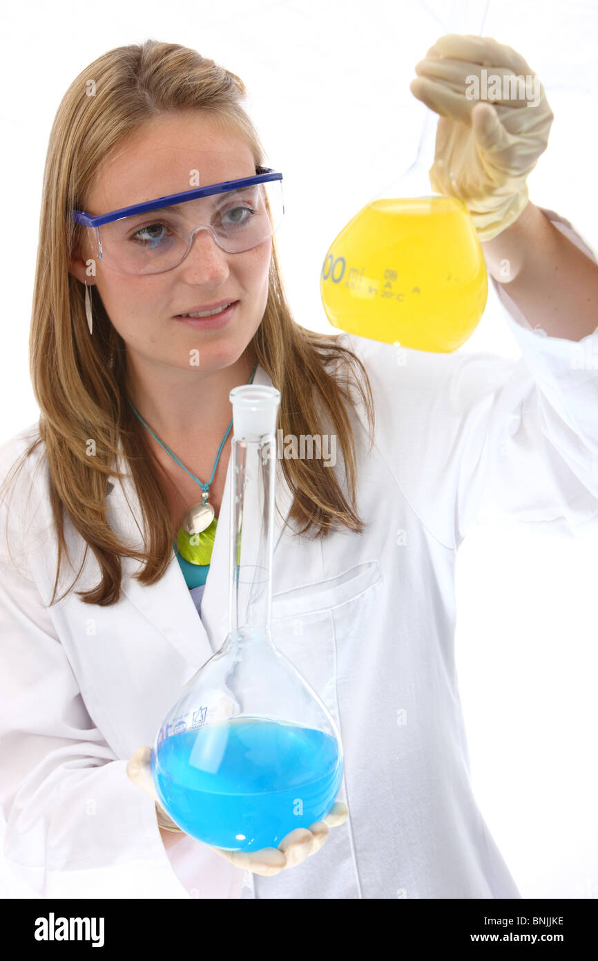 Auxiliar de laboratorio que trabajan en un laboratorio químico. Trabajar con diferentes Auxiliar de laboratorio que trabajan en un laboratorio químico. Trabajar con diferentes