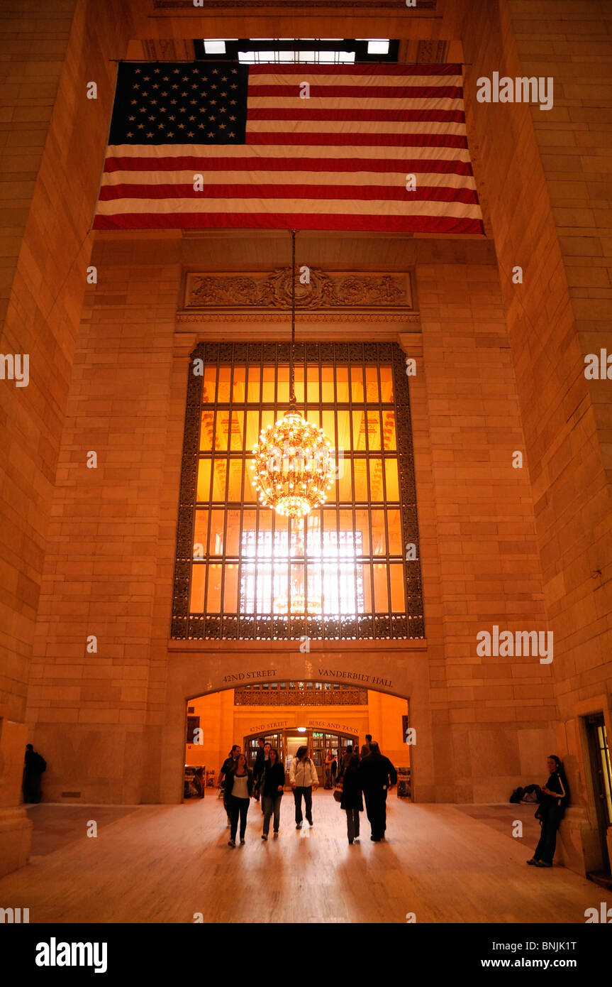 Grand Central Terminal Midtown Manhattan, Nueva York, EE.UU. dentro de la bandera americana de la ciudad de mármol urbana estadounidense de viajes Foto de stock