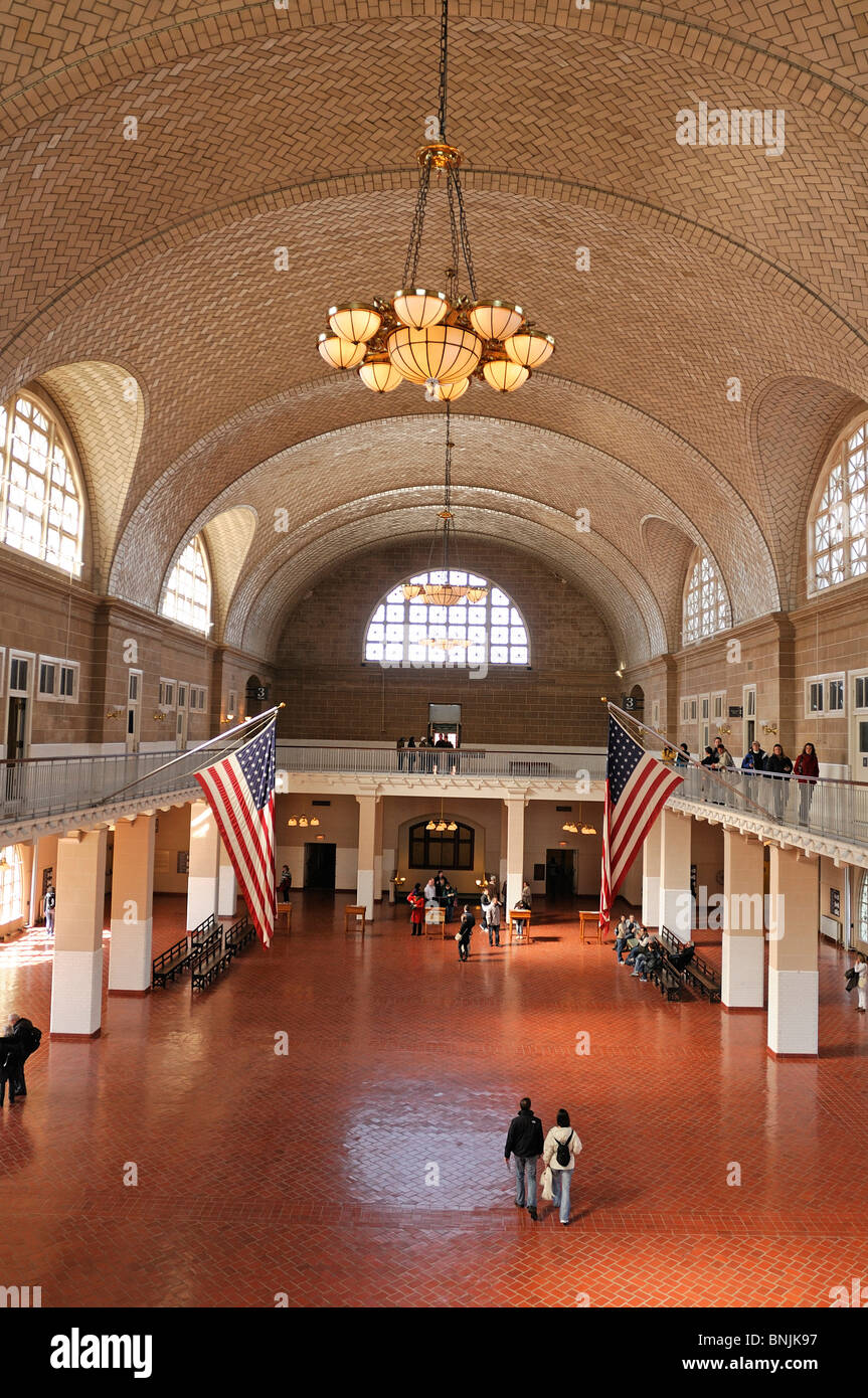 Sala registro Ellis Island National Monument New York Estados Unidos los inmigrantes urbanos americanos de viajes de la ciudad interior Foto de stock
