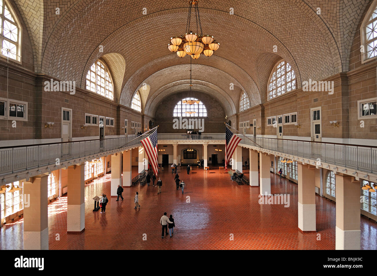 Sala registro Ellis Island National Monument New York Estados Unidos los inmigrantes urbanos americanos de viajes de la ciudad interior Foto de stock