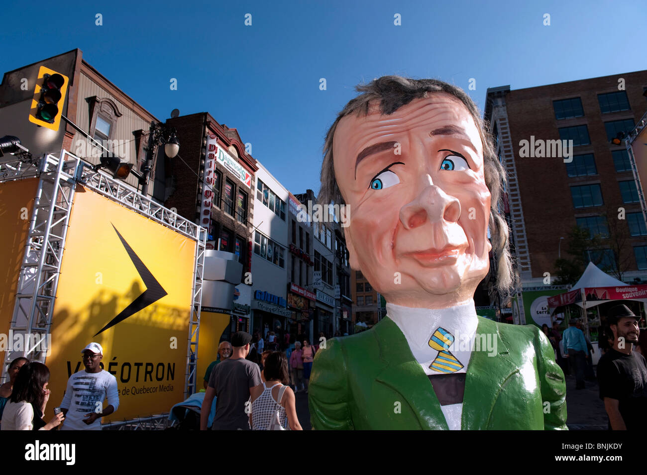 Carácter de cabeza gigante paseando por la calle Ste-Catherine durante el Festival Just for Laughs en Montreal, Quebec, Canadá Foto de stock
