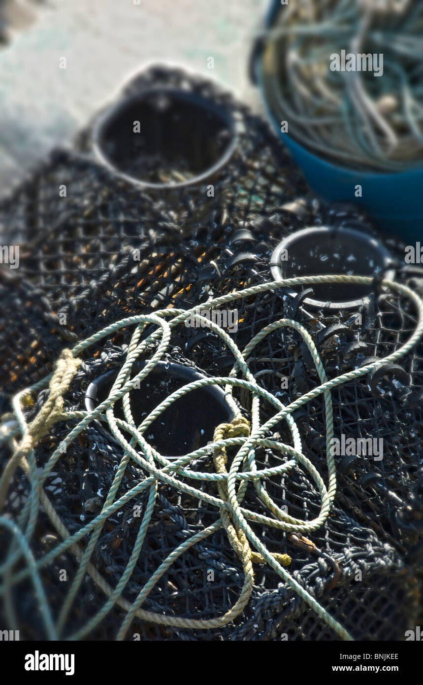 Las redes de pesca y cestos de cangrejo con cuerda del pescador. Foto de stock