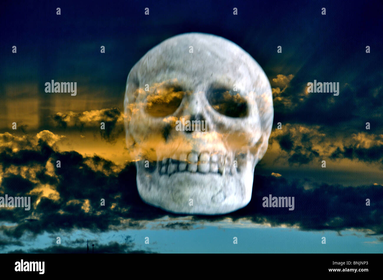 Advertencia de tormenta nubes Skull muerte peligroso concepto cabeza moribundo apocalipsis Foto de stock
