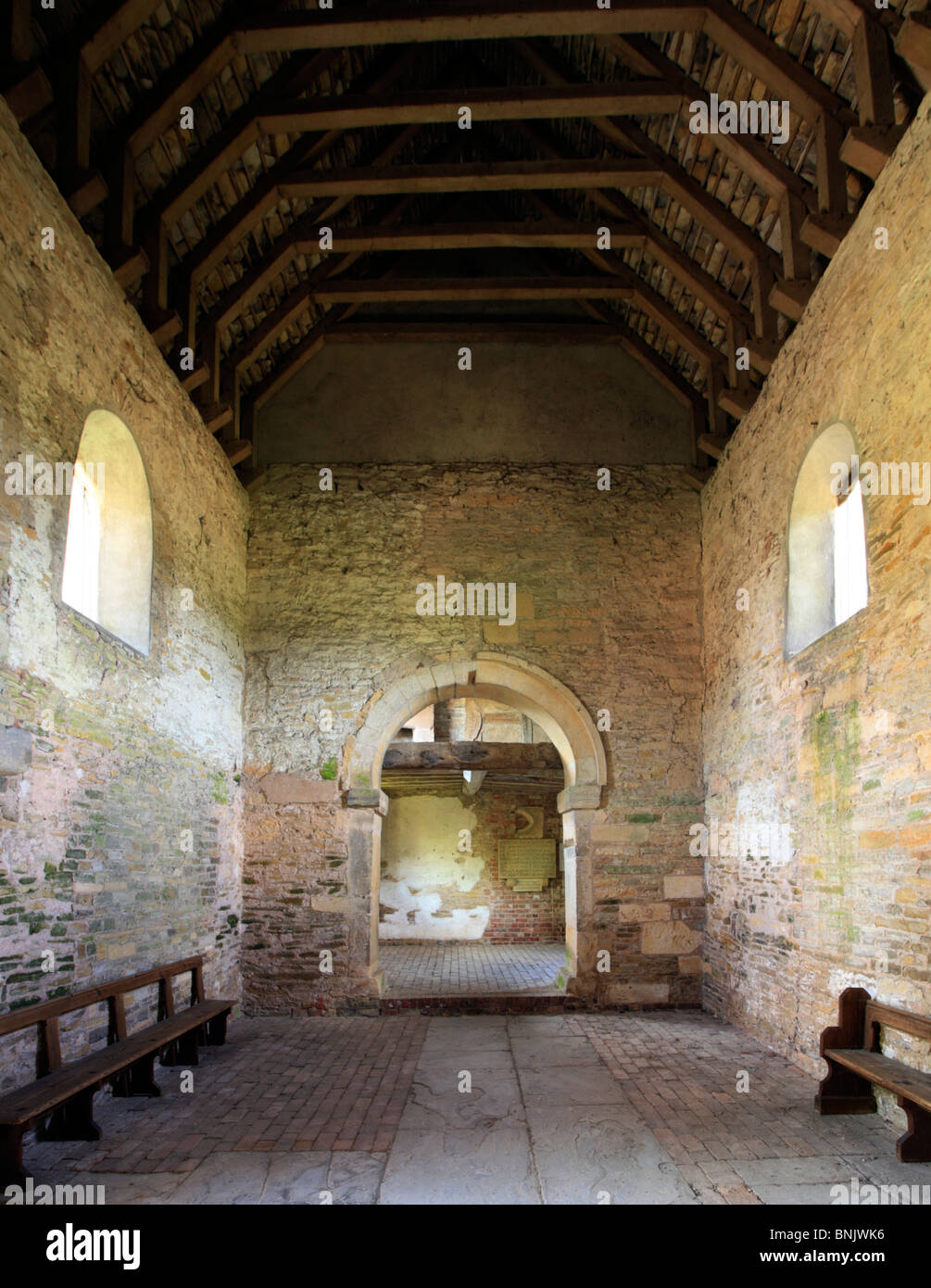 Vista interior de la capilla Odda mostrando típico arco Saxon Deerhurst, Gloucestershire, Inglaterra Foto de stock