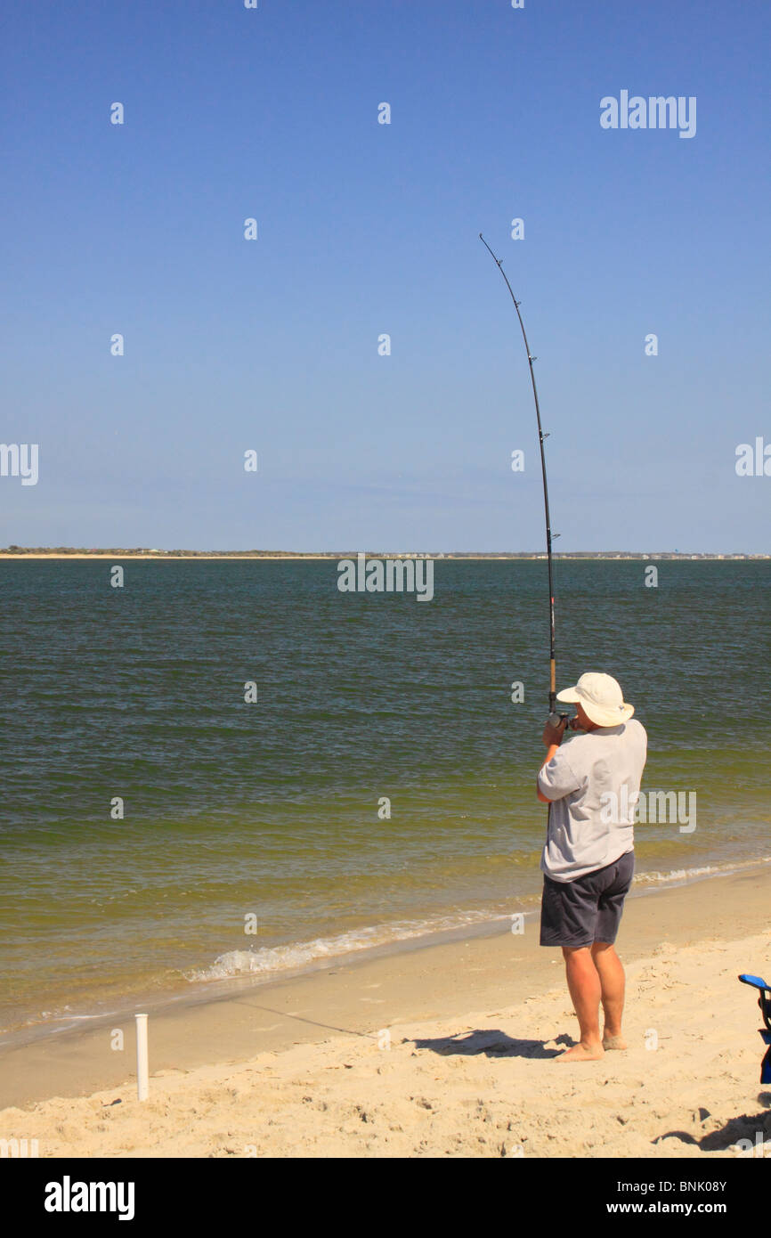 Pescador en Fort Macon State Park, Beaufort Inlet, Atlantic Beach, Carolina del Norte, EE.UU. Foto de stock