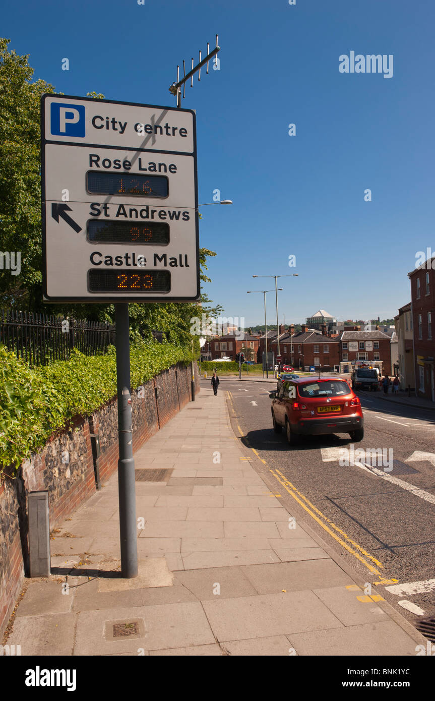 Una señal que indica cuántos espacios a la izquierda en aparcamientos en Norwich, Norfolk, Inglaterra, Gran Bretaña, Reino Unido Foto de stock