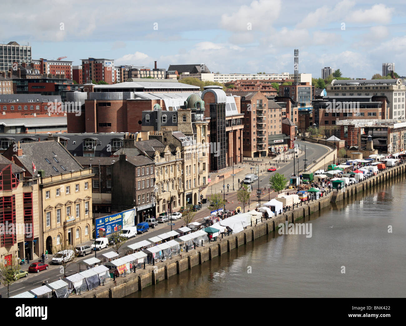 Quayside mercado dominical en Newcastle upon Tyne, Inglaterra, Reino Unido. Foto de stock