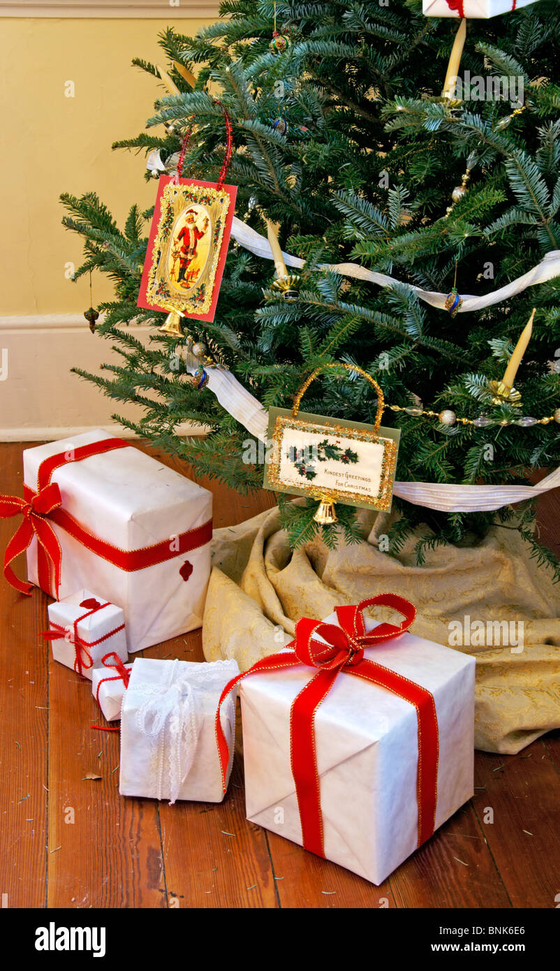 Regalos envueltos y presenta bajo un árbol de Navidad decorado vintage Foto de stock