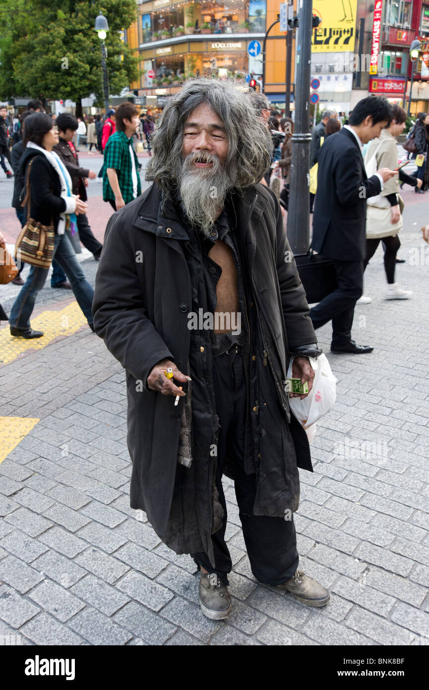 Hombre sin hogar en Shibuya, Tokio, Japón Foto de stock