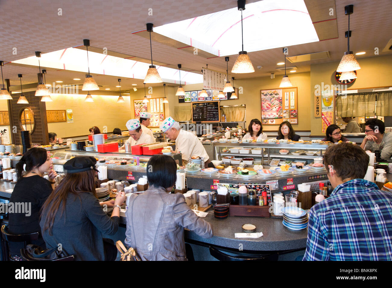 Sushi restaurant fotografías e imágenes de alta resolución - Alamy