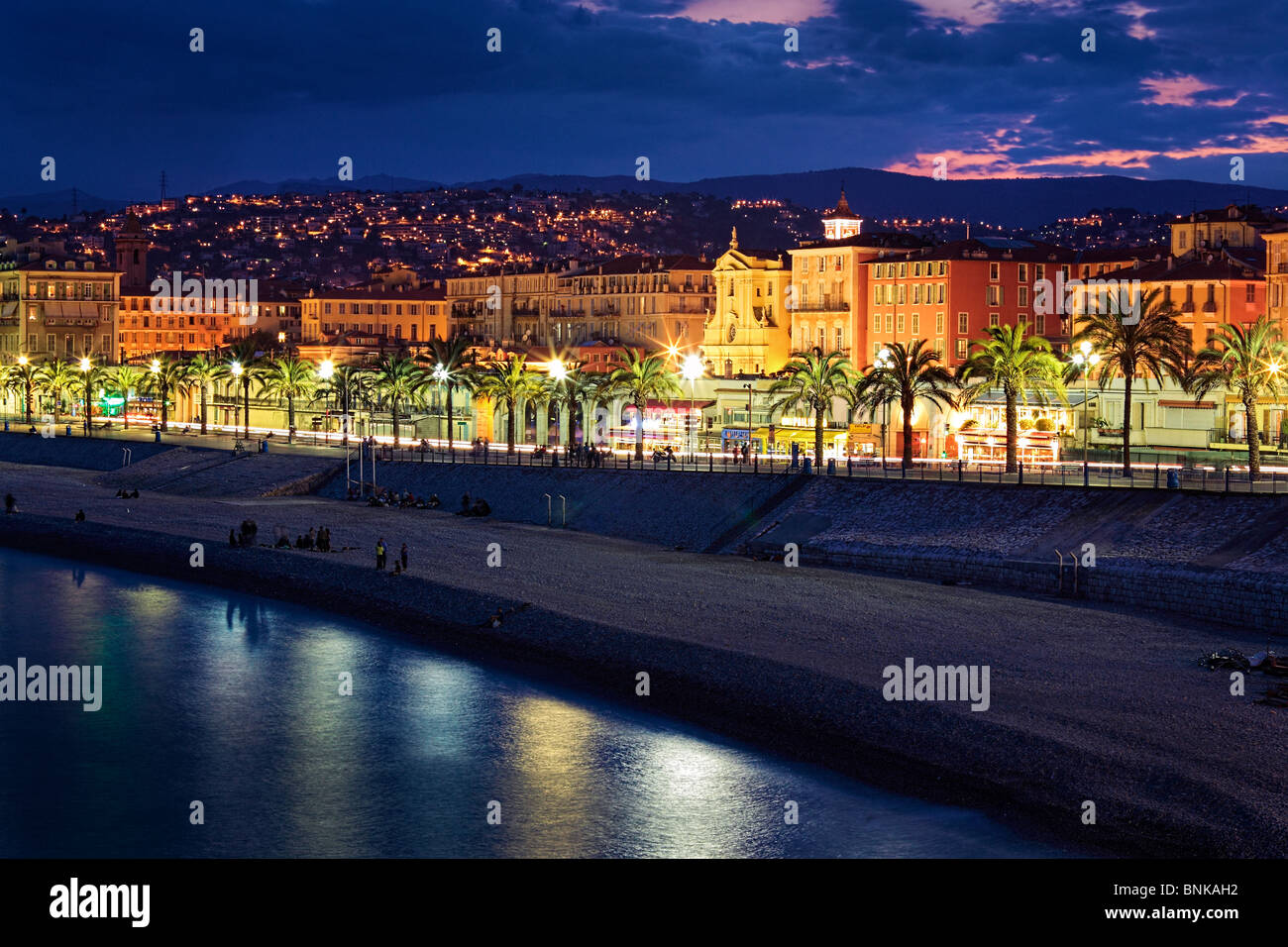 Por la tarde, en la playa, frente al paseo marítimo Promenade des Anglais en Niza en la Riviera Francesa (Cote d'Azur) Foto de stock