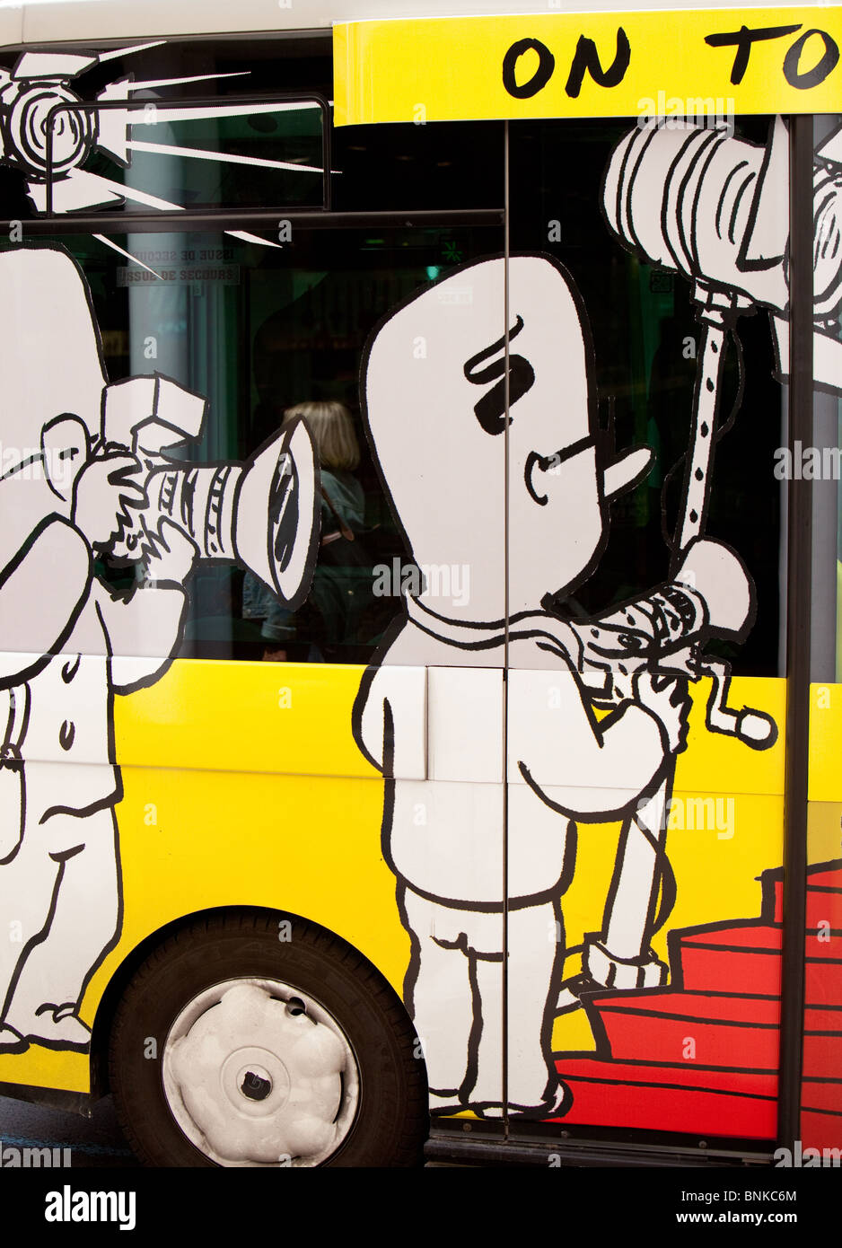 Decorado autobuses en Cannes celebra, la publicidad, el Festival de Cine de Cannes. La Cote d'Azur, en el sur de Francia Foto de stock