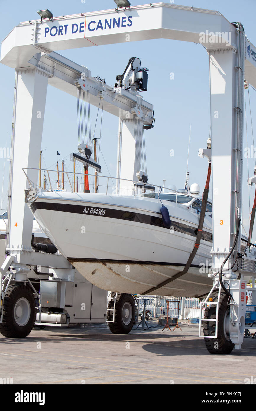 Travel lift para embarcaciones anfibias (control remoto,todo el volante de  dirección) en los astilleros de reparación de barcos Cannes al sur de  Francia Fotografía de stock - Alamy