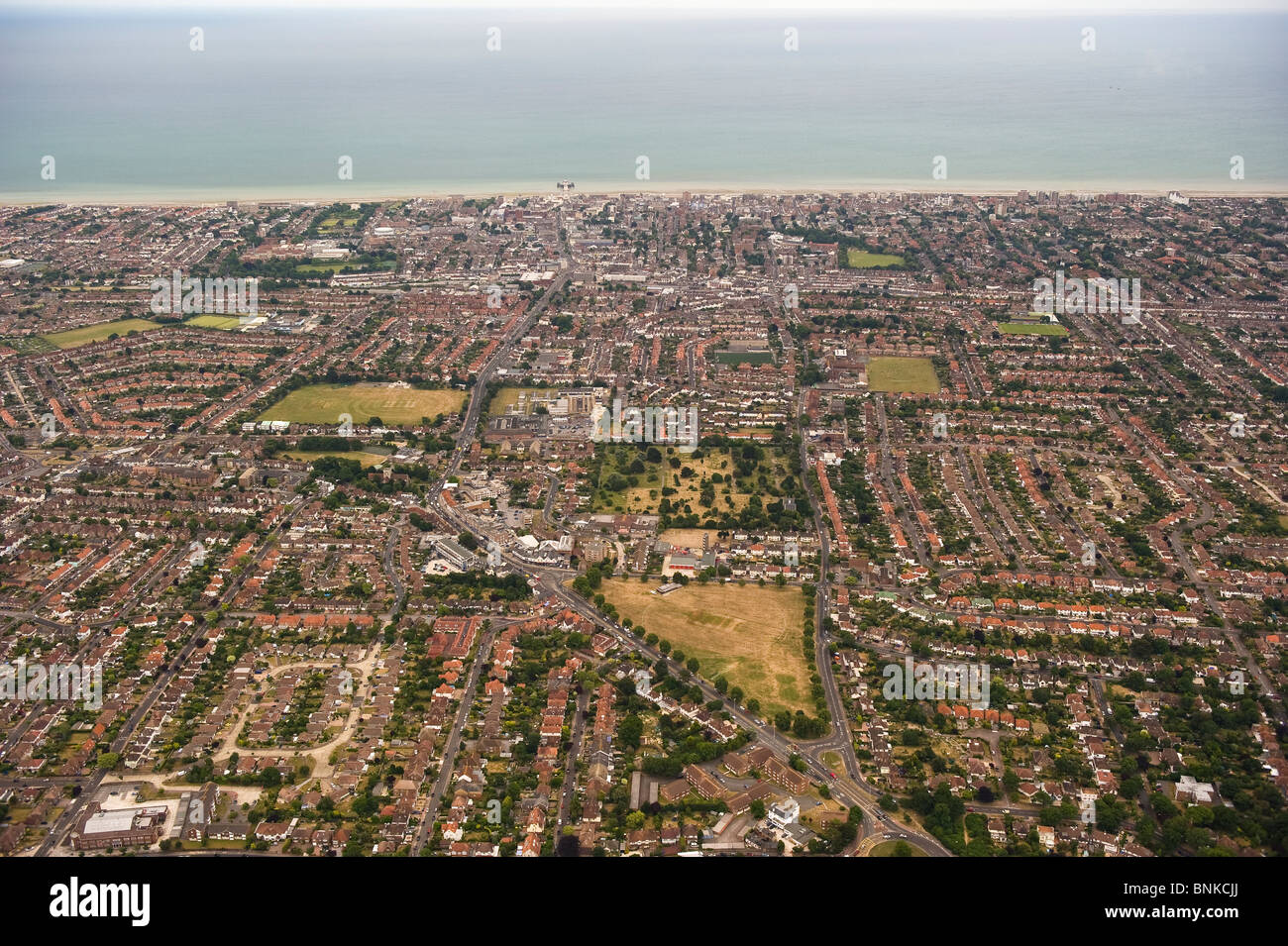 Vista aérea mirando al sur de Broadwater y Worthing, West Sussex, Reino Unido Foto de stock