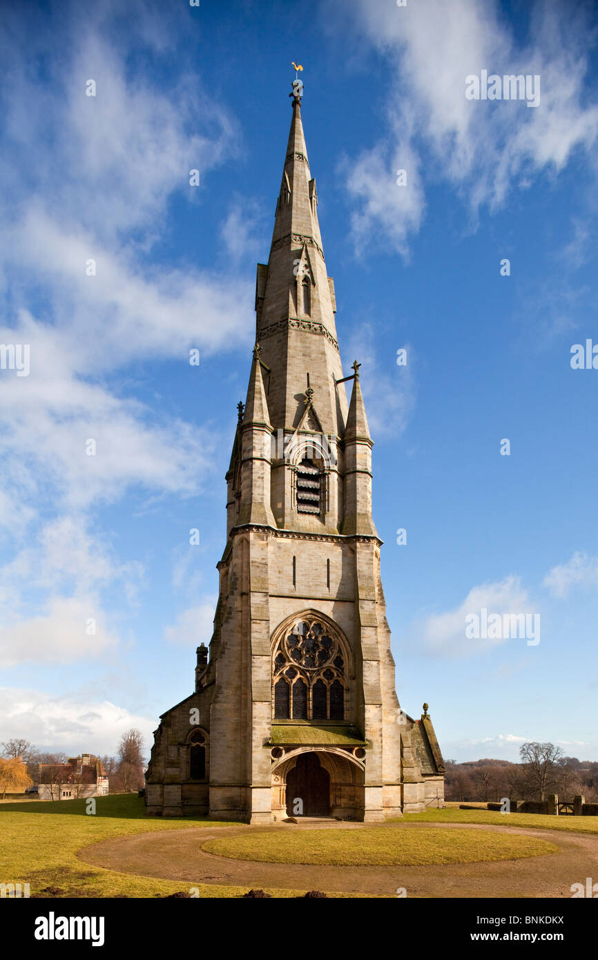 St Marys alta iglesia victoriana en Studley Royal cerca de Ripon Yorkshire del norte en invierno Foto de stock