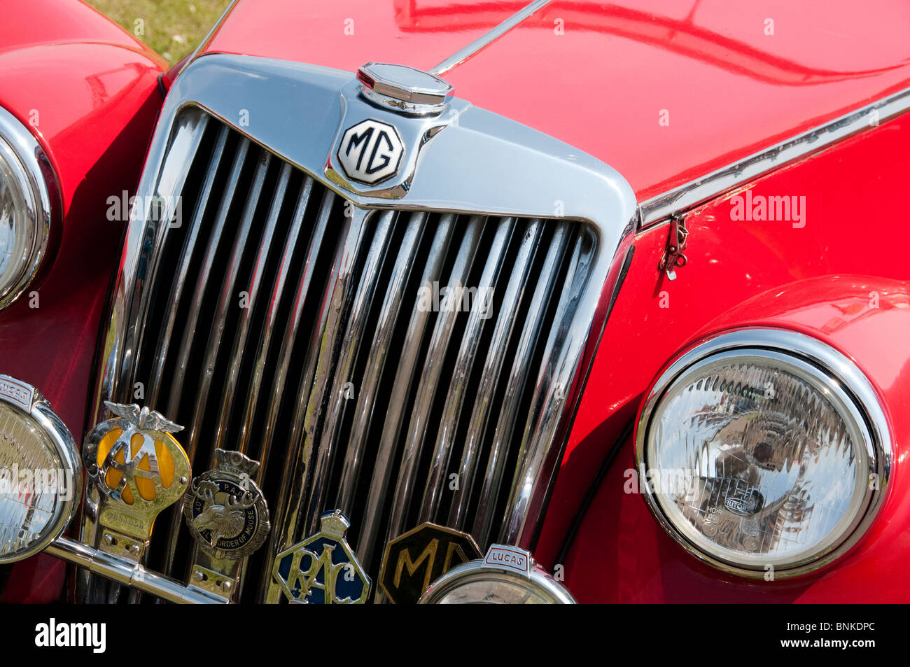 Rejilla del radiador de un coche deportivo MG rojo Foto de stock
