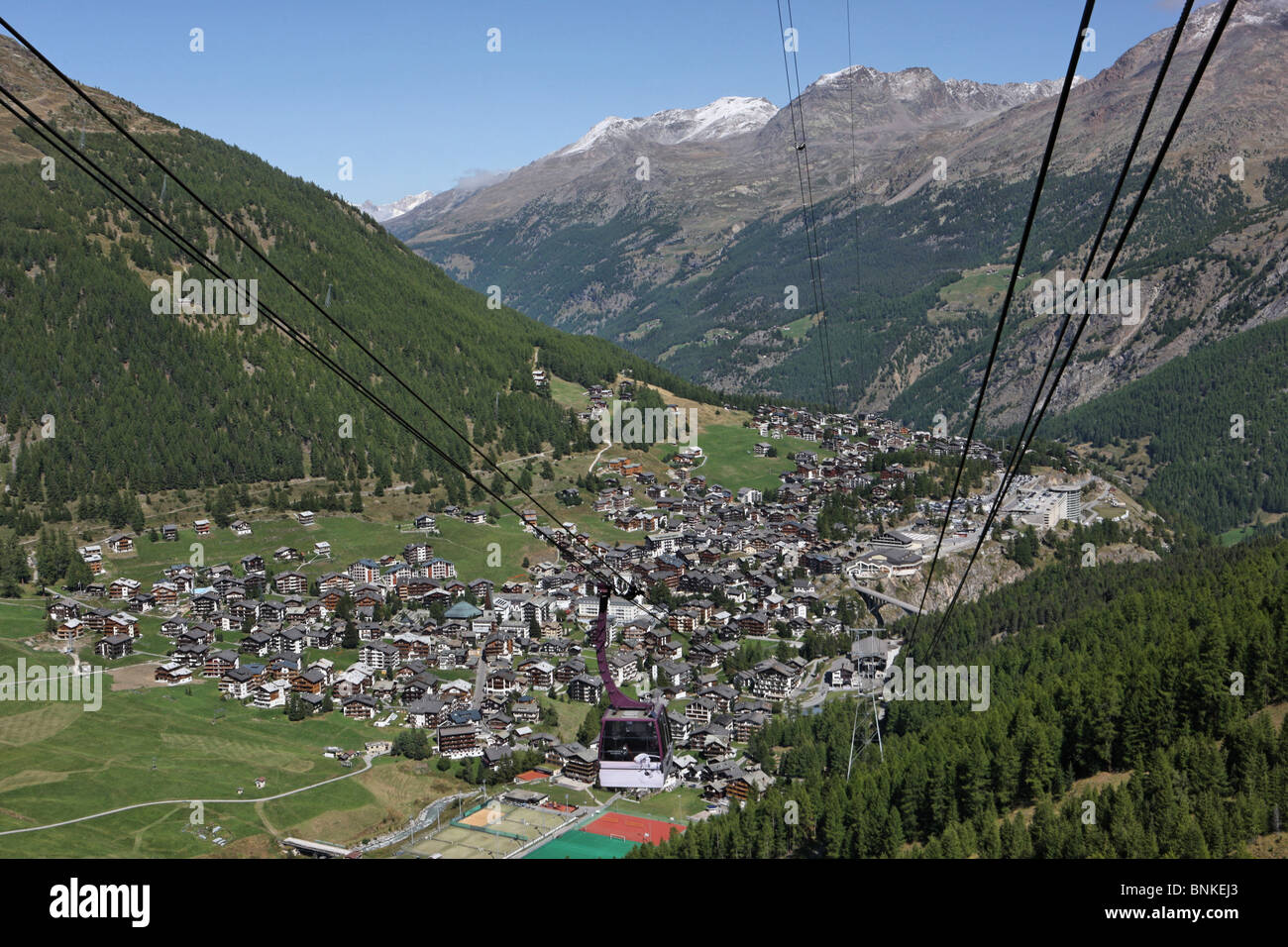 Suiza Saas Fee aldea lugar cantón Valais mountain road góndola verano turismo paisaje valle Foto de stock